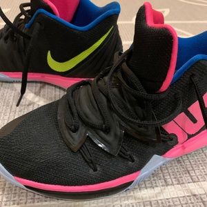 Nike Youth sneakers size 5.5 Youth same as 7 Womens